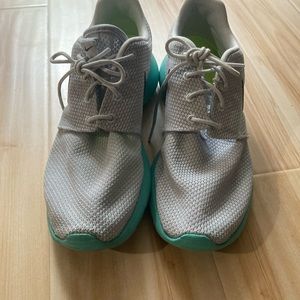 Nike Roshe Run Calypso Size 8